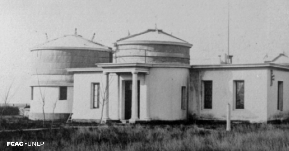 La imagen refiere a la obra de construcción del  Observatorio Nacional Argentino (ONA) en la ciudad de Córdoba. (1871). Se ven las cúpulas aún sin estar completamente terminadas.